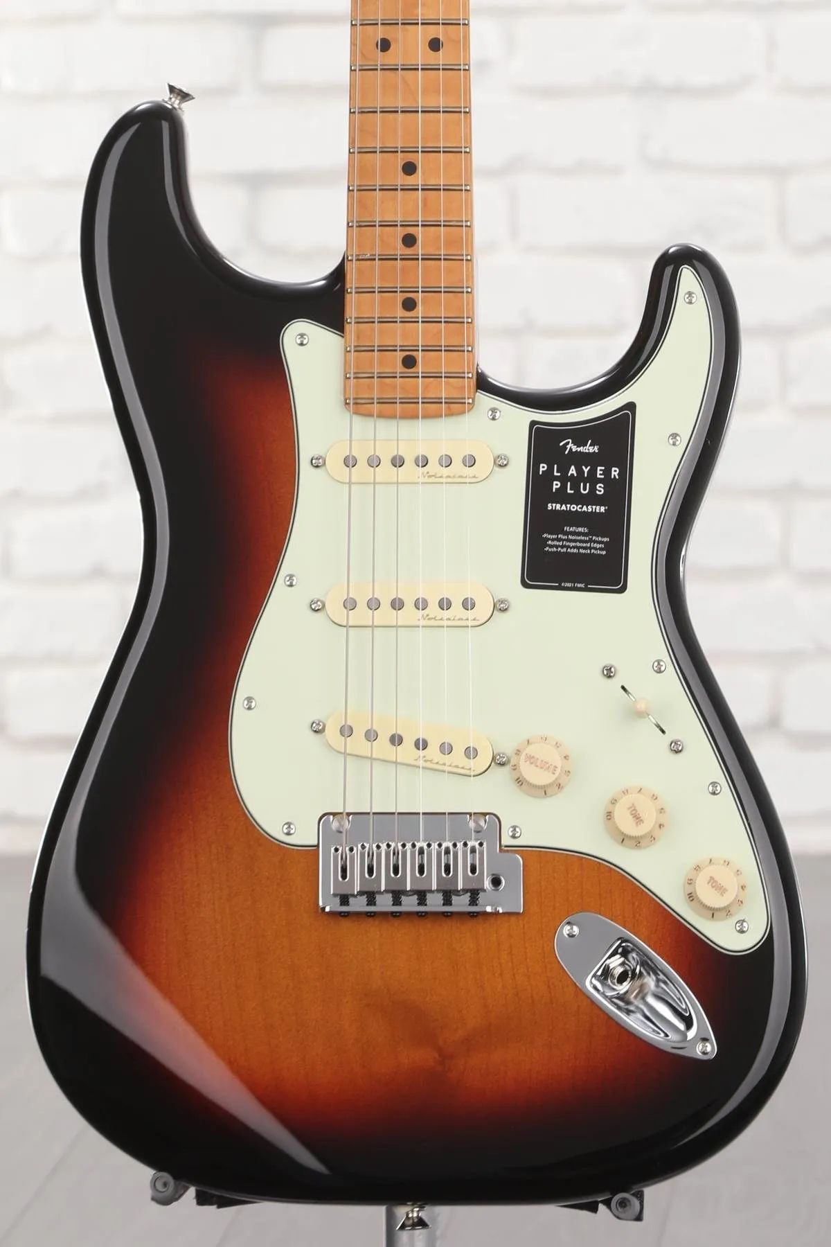 

Электрогитара Fender Player Plus Stratocaster — 3-тональный Sunburst с кленовой накладкой грифа