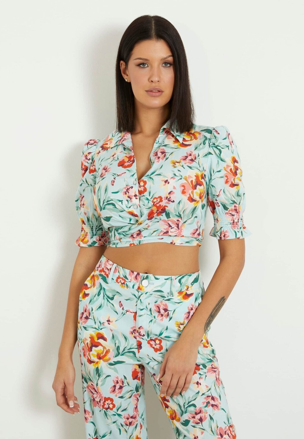 

Рубашка Guess, blumenmuster hell blau