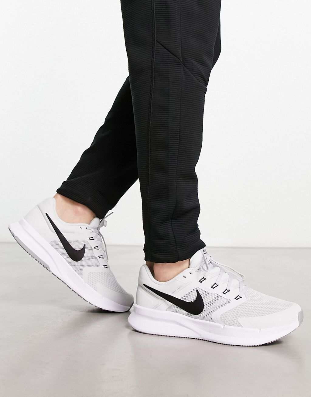 

Серые кроссовки Nike Running Run Swift 3