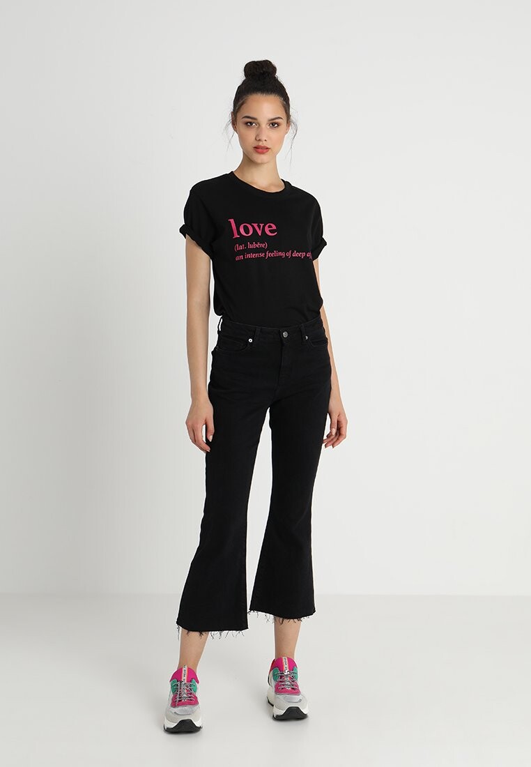 

Футболка с принтом Love Definition Mister Tee, черная