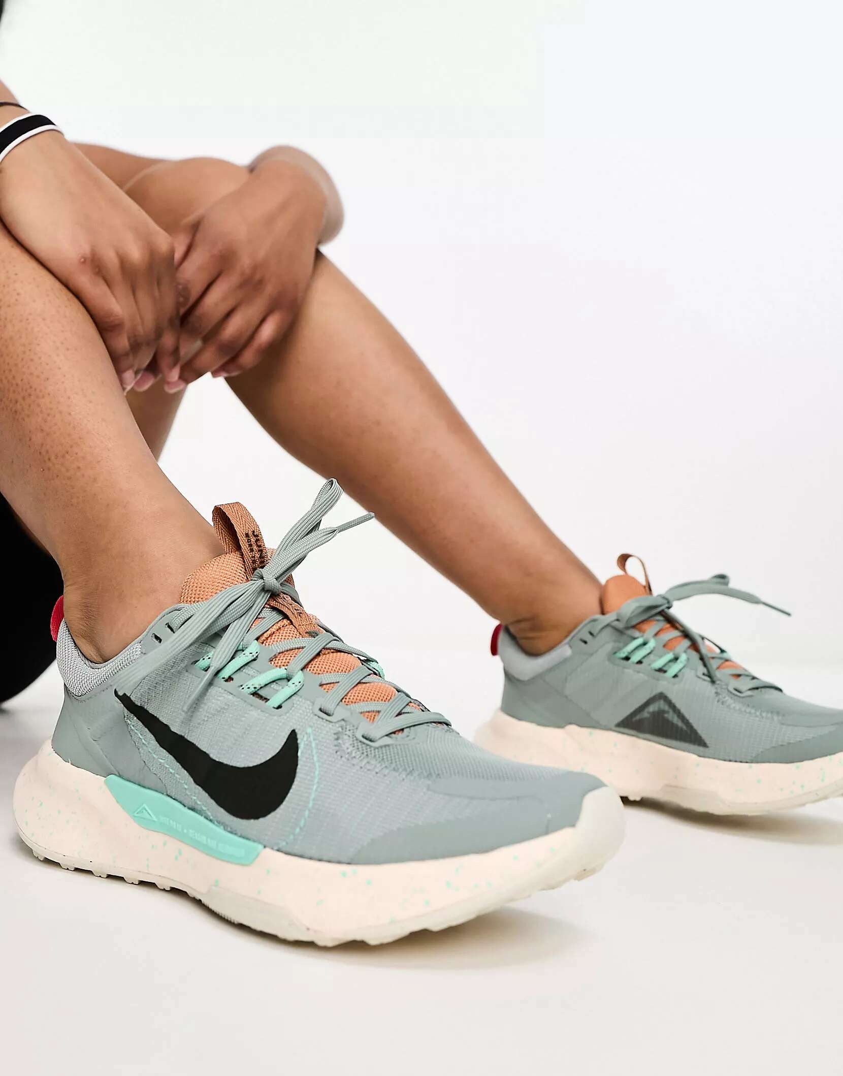 

Серые и зеленые кроссовки Nike Juniper Trail 2