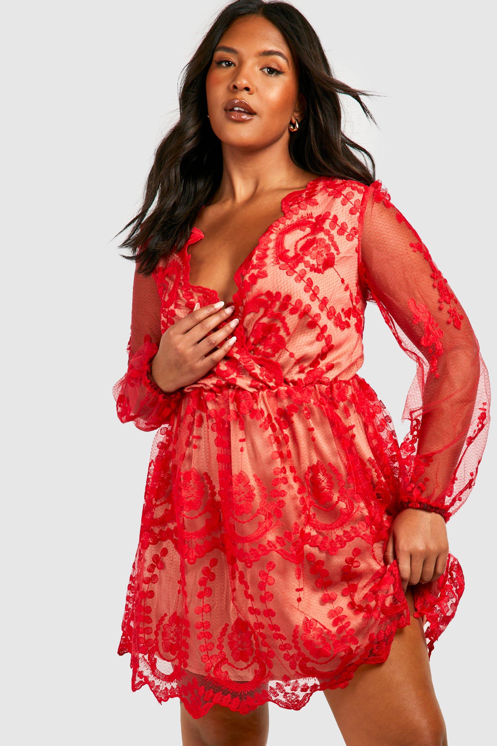 Кружевное платье с глубоким вырезом и плиссированной юбкой boohoo, красный