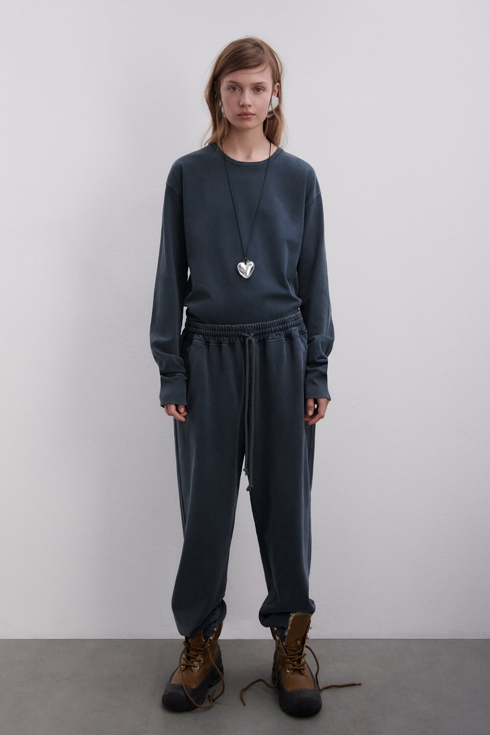 

Выцветшая футболка оверсайз ZARA, индиго