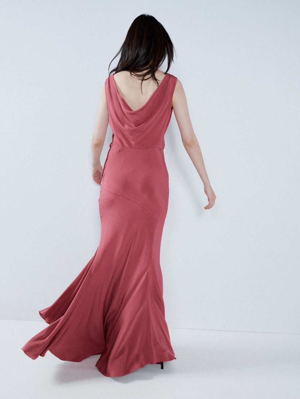 Шелковое платье макси со швами на спине и хомутом Raey, розовый цена и фото