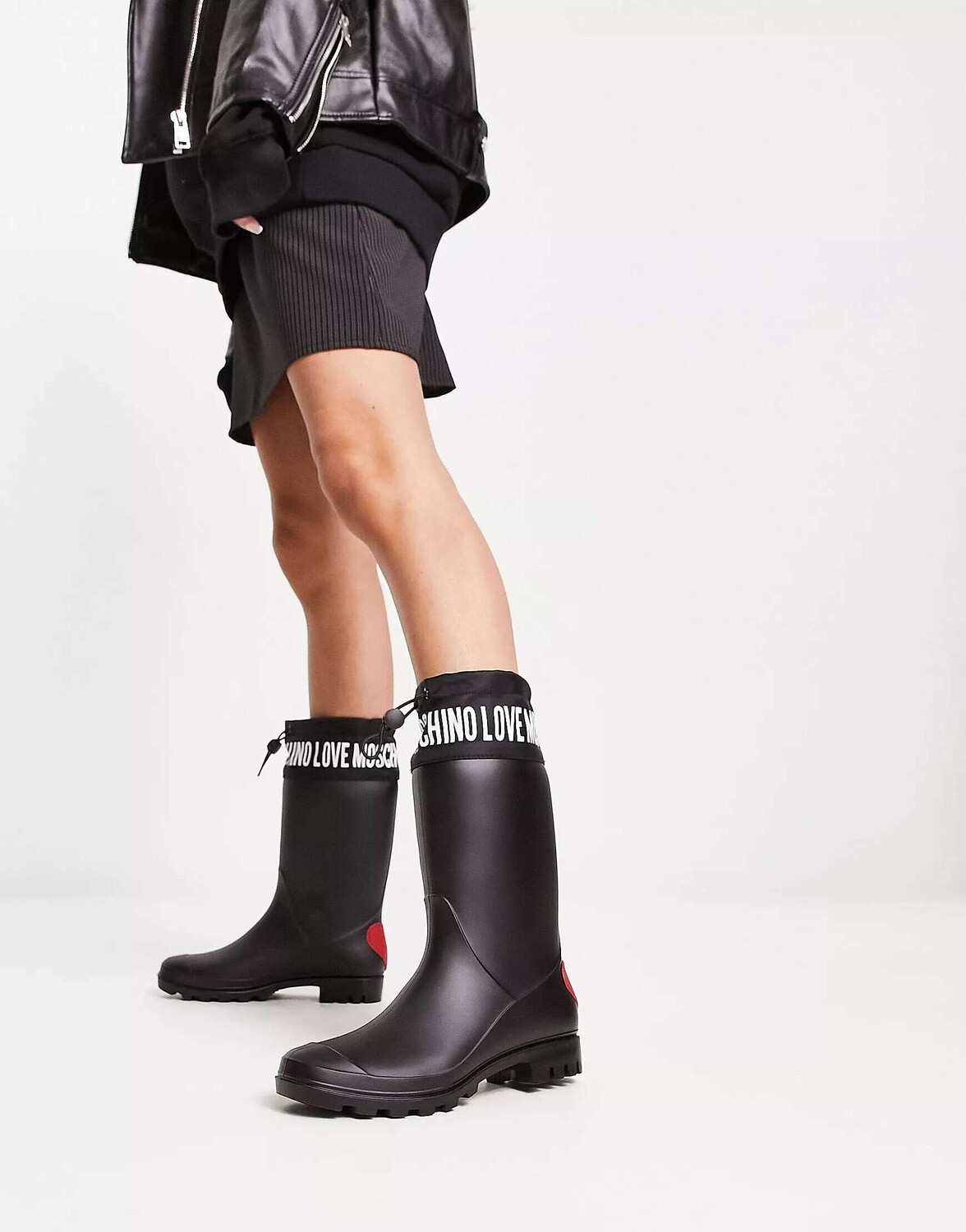 

Черные резиновые сапоги с завязками и завязками в форме сердца Love Moschino