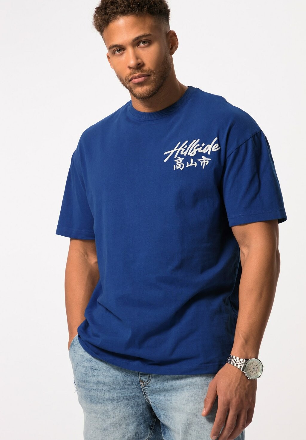 

Футболка с принтом HALBARM OVERSIZED STICKEREI RUNDHALS STHUGE, цвет blaubeere