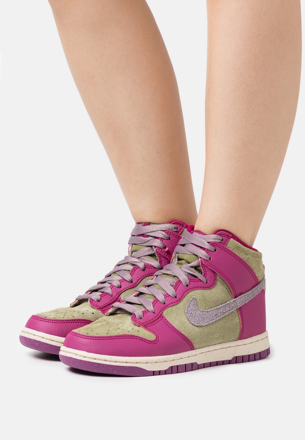 

Высокие кроссовки Nike Wmns Dunk High Eso, динамичная ягода / гранд-фиолетовый