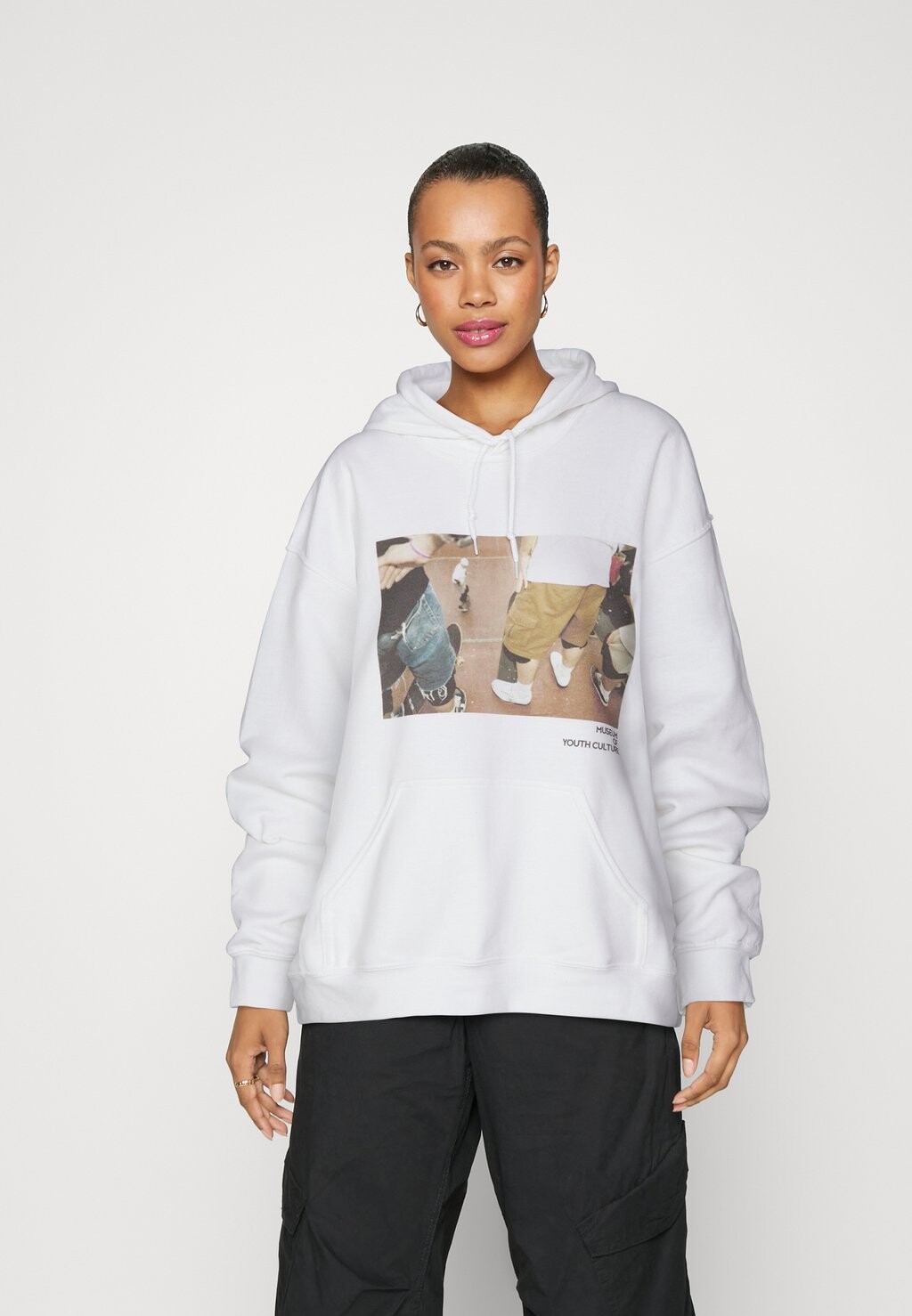 

Толстовка BDG Urban Outfitters ХУДИ MUSEUM OF YOUTHIE, белый