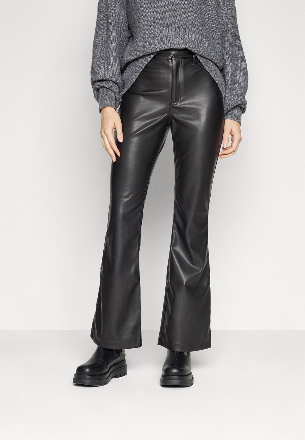 

Брюки кожаные Hollister Co. БРЮКИ ULTRA HIGH-RISE VEGAN LEATHER FLARE, цвет BLACK