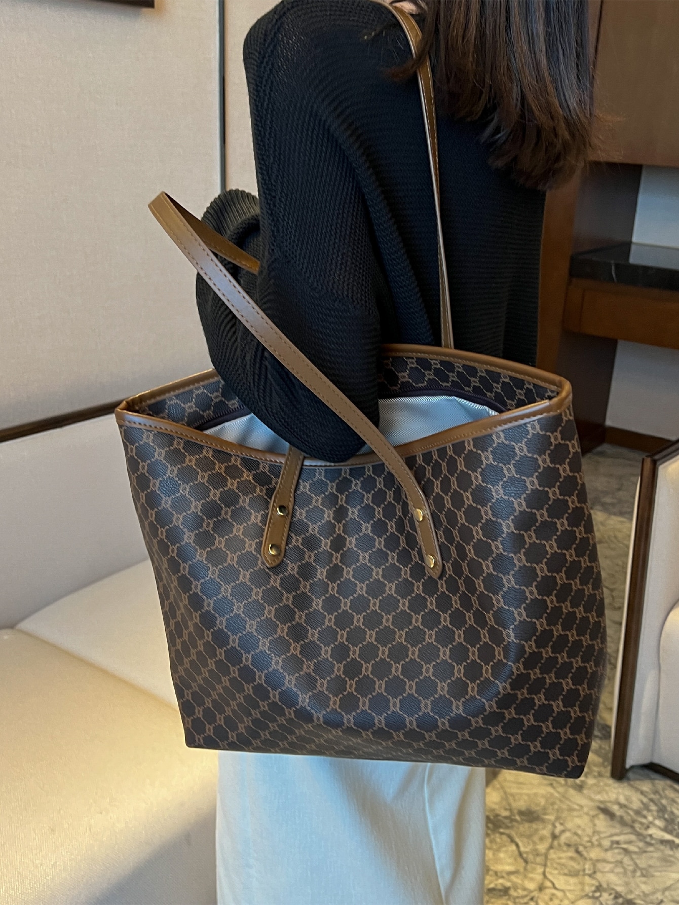 Большая сумка на плечо с геометрическим узором и заклепками Большая сумка для женщин, кофейный коричневый