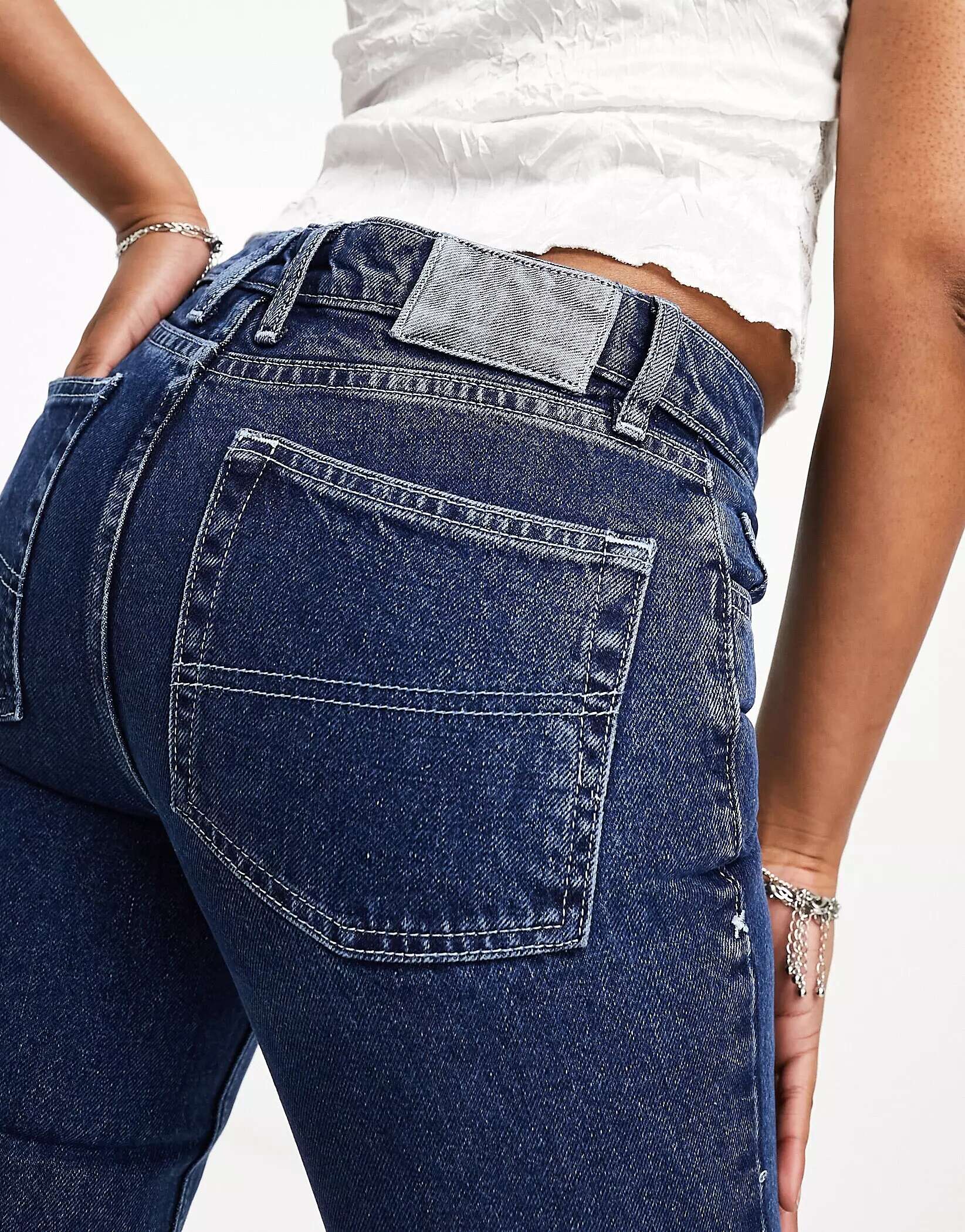 Жесткие расклешенные джинсы COLLUSION x008 синего цвета с белой строчкой