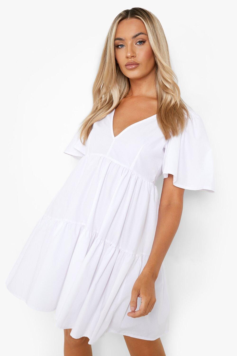 

Многоярусное свободное платье из хлопкового поплина с глубоким вырезом boohoo, белый