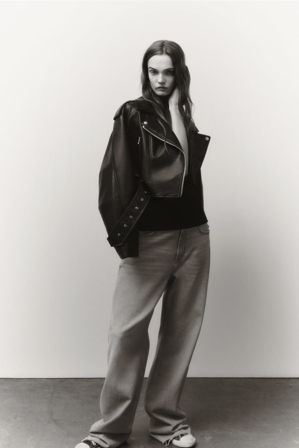 

Укороченная байкерская куртка с эффектом кожи ZARA, черный