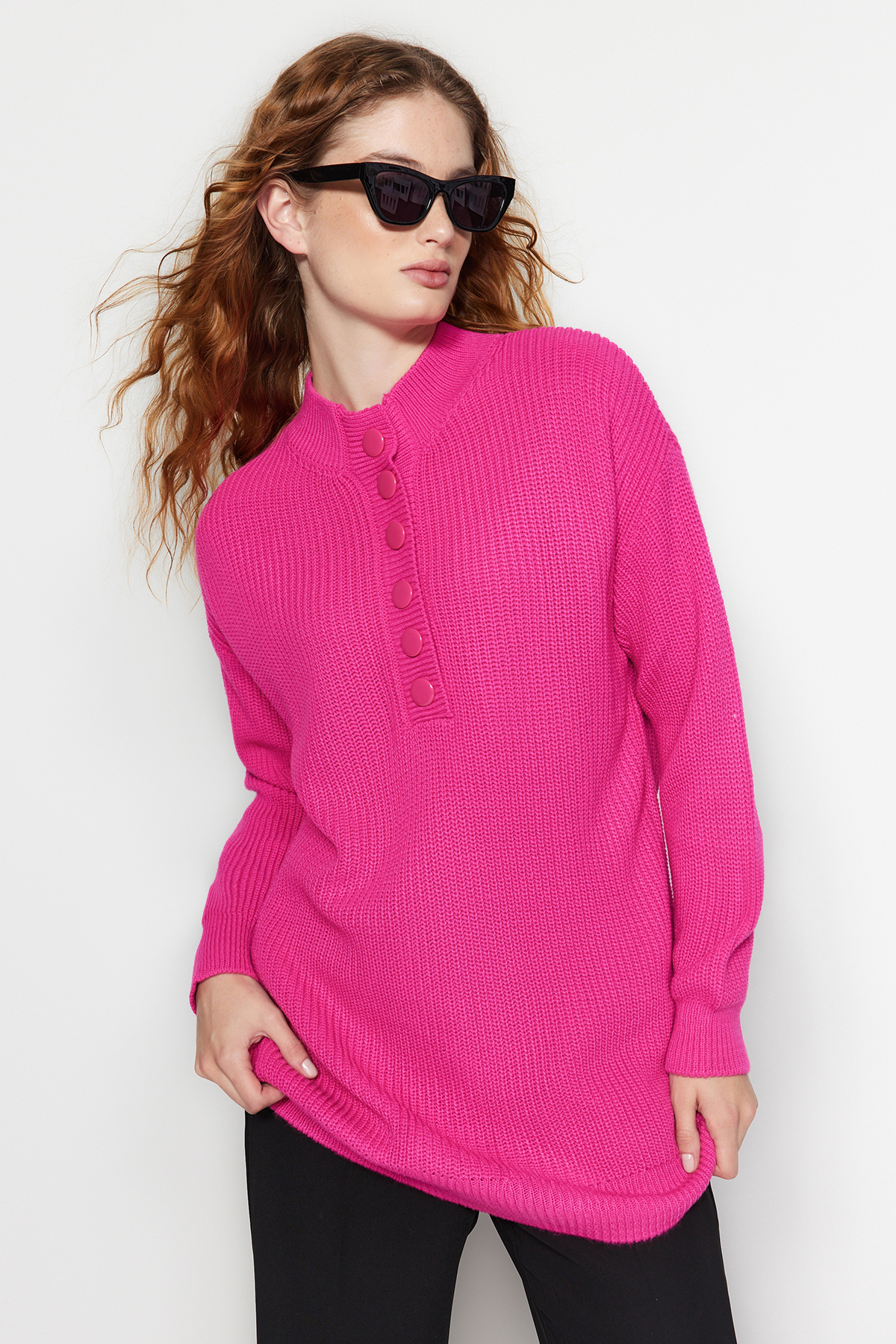 Удобный трикотажный свитер с розовыми пуговицами Trendyol Modest, розовый