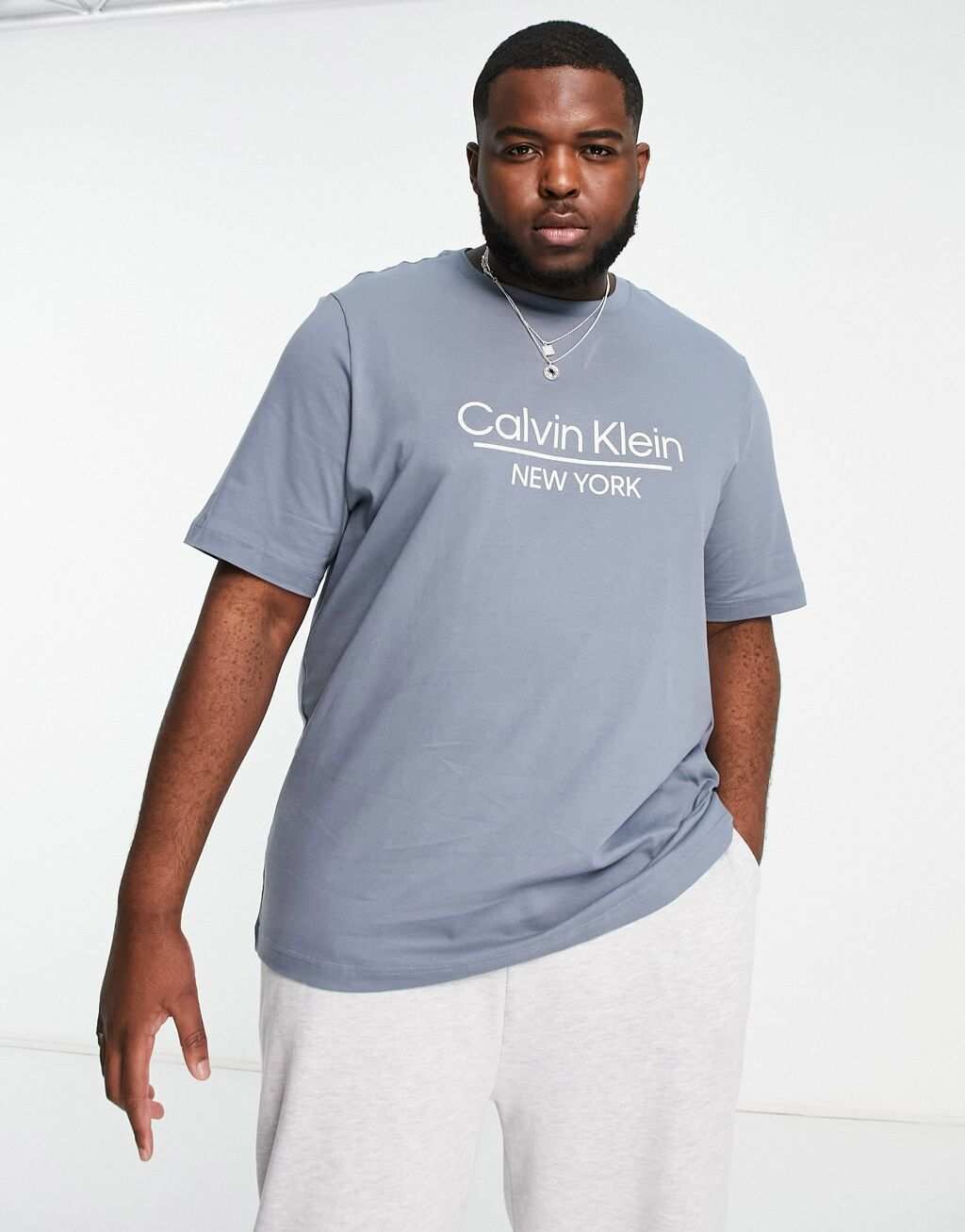 

Серая футболка с центральным логотипом Calvin Klein Big & Tall