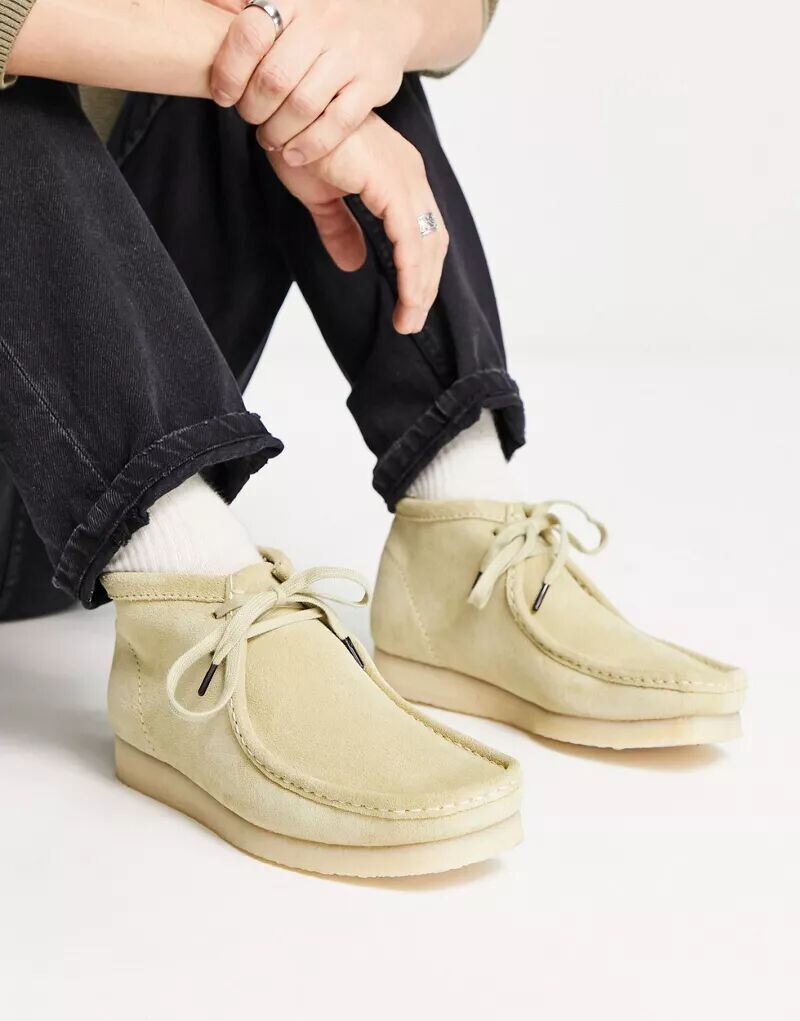 

Бежевые замшевые ботинки Clarks Originals Wallabee