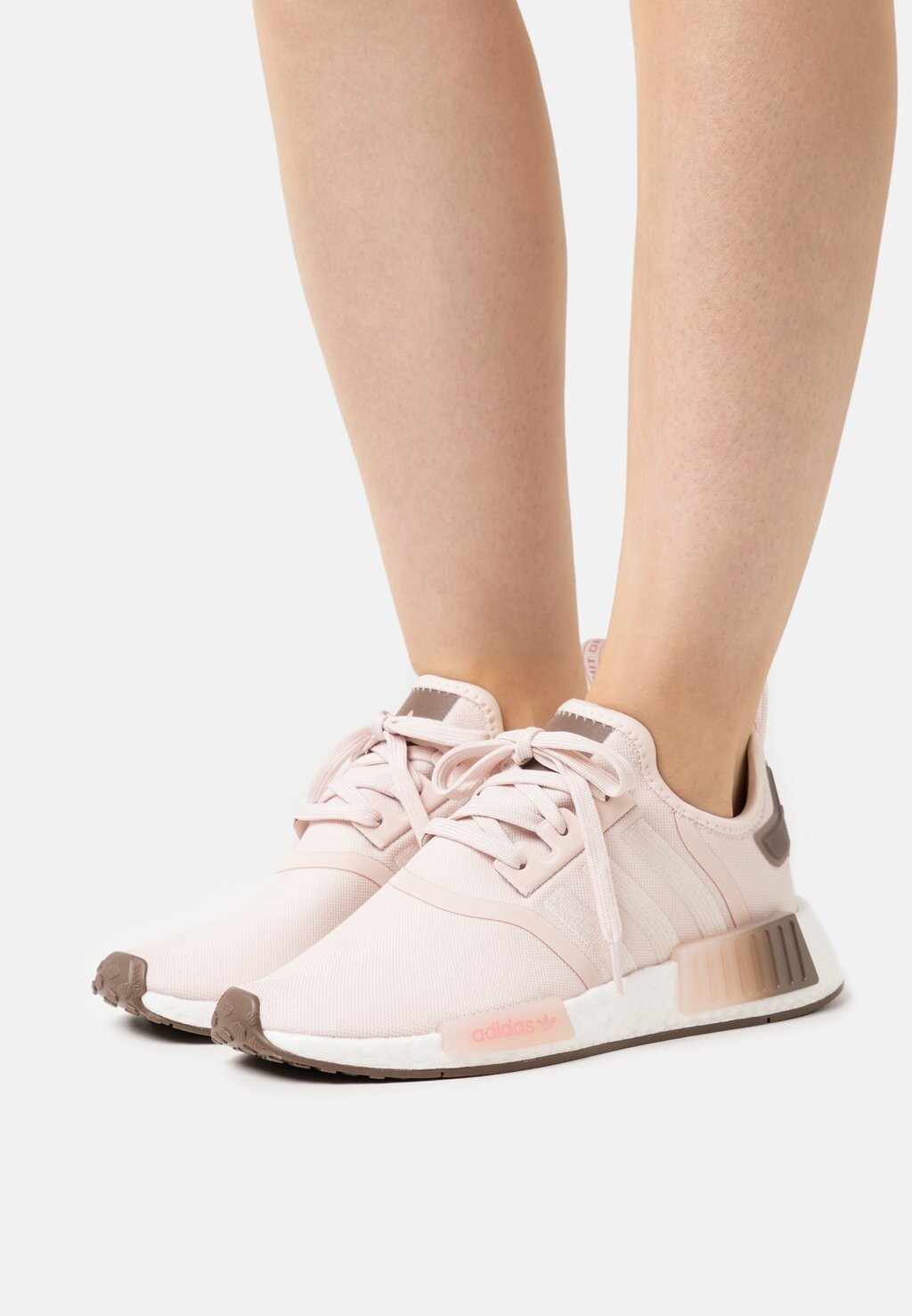 

Кроссовки adidas Originals Nmd_R1 W, слои кварца / земли