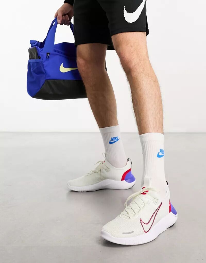 

Бело-красные кроссовки Nike Free RN FK NN