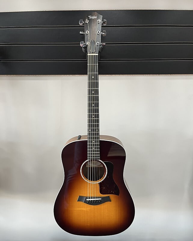 

Акустическая гитара Taylor 210e-SB DLX - Tobacco Sunburst with hard case