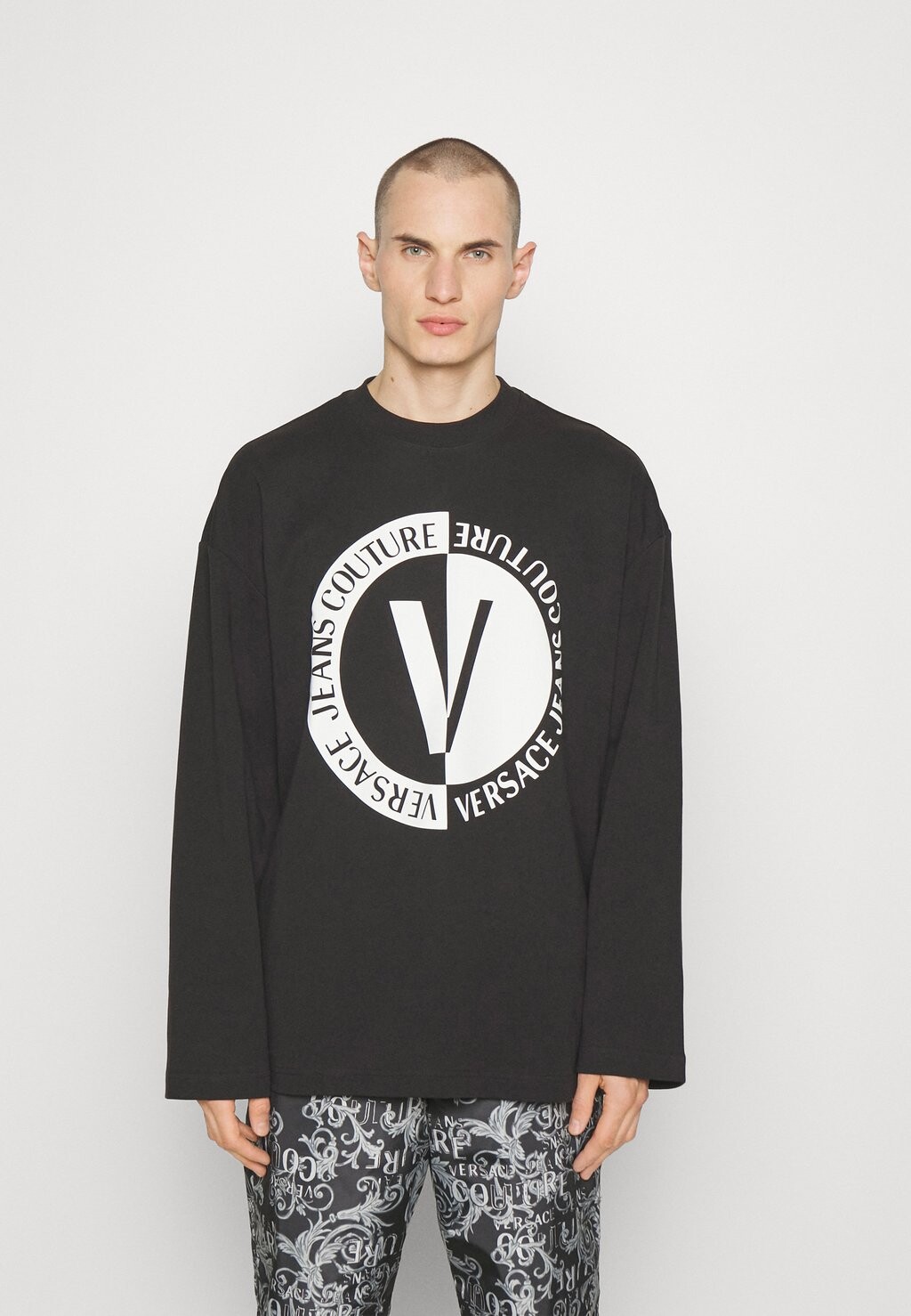 

Толстовка Versace Jeans Couture, черный