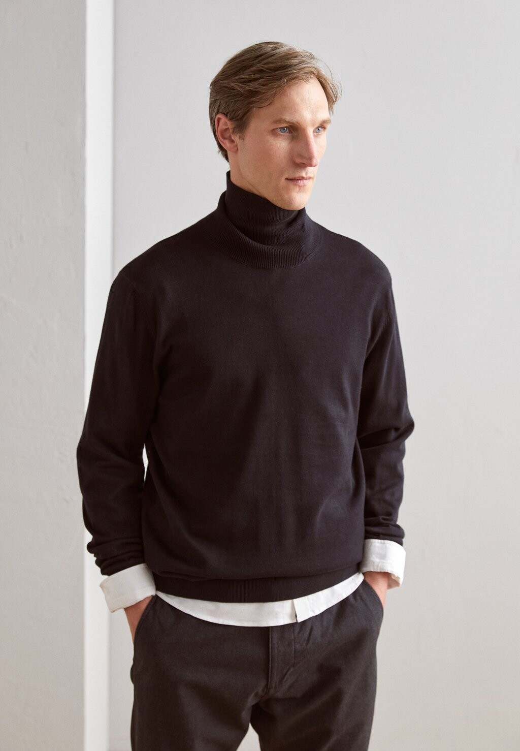 

Свитер Esprit, черный