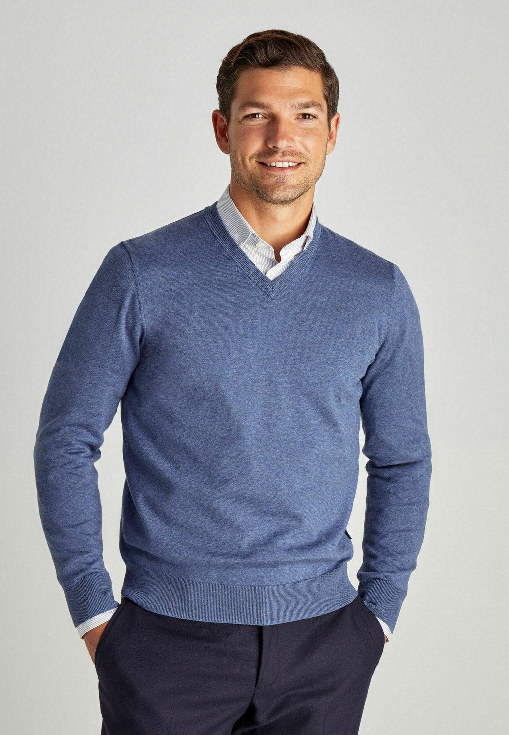 цена Вязаный свитер V-NECK Façonnable, цвет pop blue