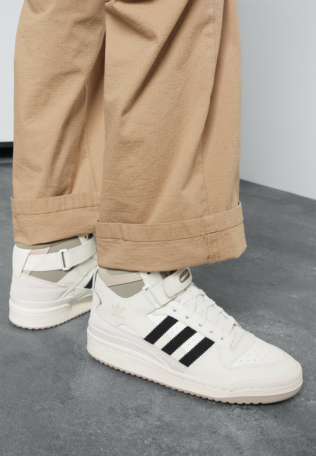 

Кроссовки высокие FORUM MID UNISEX adidas Originals, цвет off white/core black