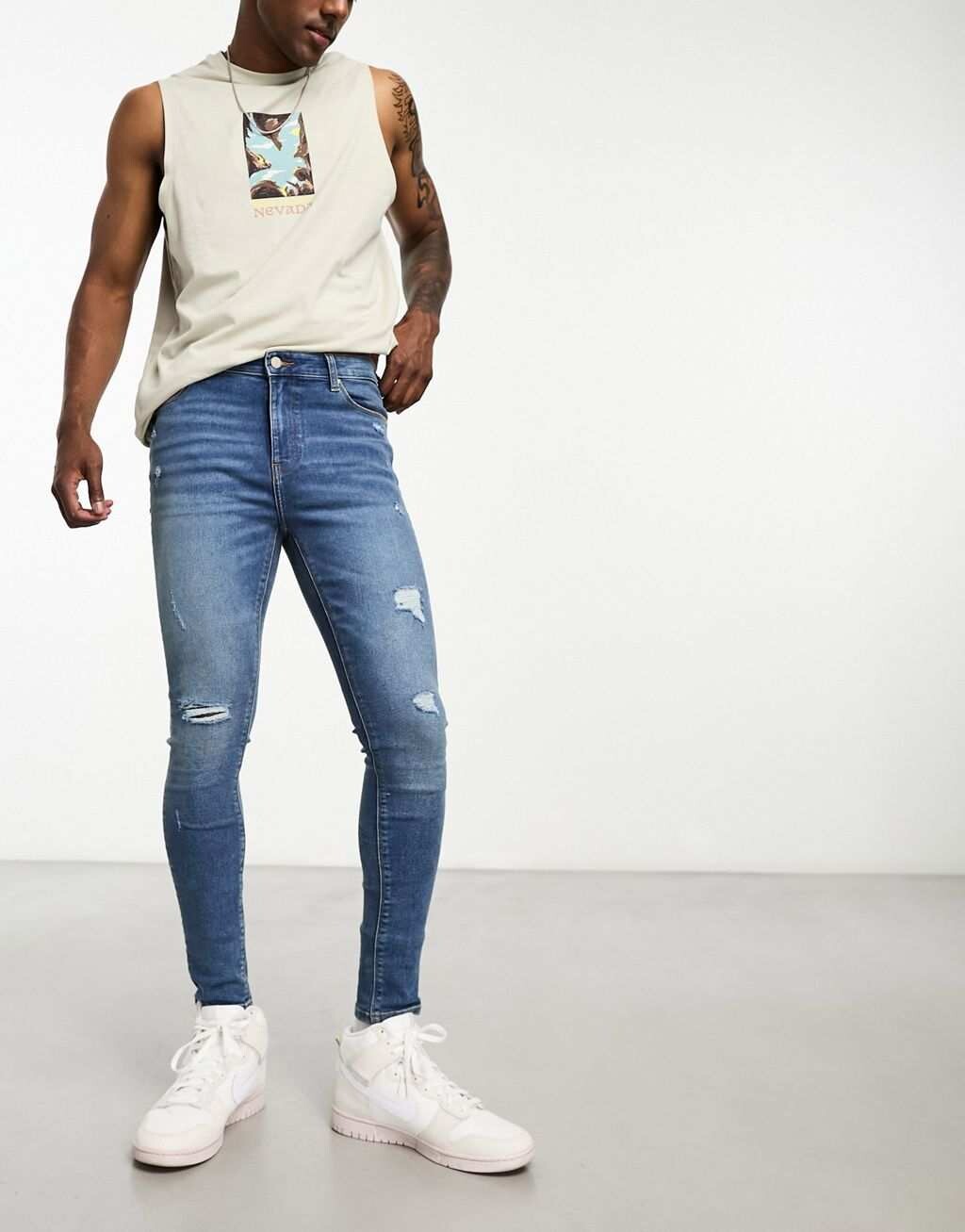 

Синие эластичные джинсы с эффектом спрея ASOS DESIGN