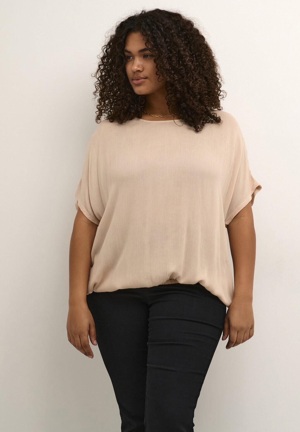 

Блузка Kaffe Curve KCAMI STANLEY SS, цвет smoke gray