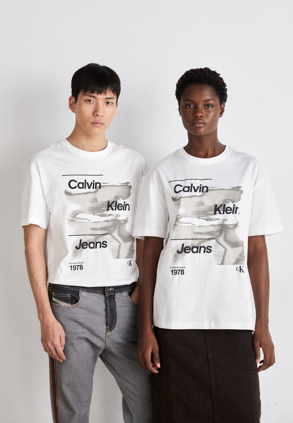 футболка с принтом Diffused Logo Tee Unisex Calvin Klein Jeans, цвет bright white футболка с принтом logo unisex calvin klein jeans цвет white