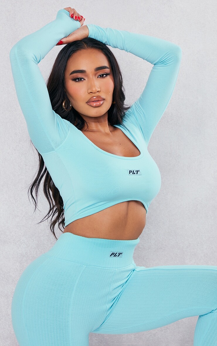 

PrettyLittleThing Shape Aqua Укороченный топ с изогнутым подолом