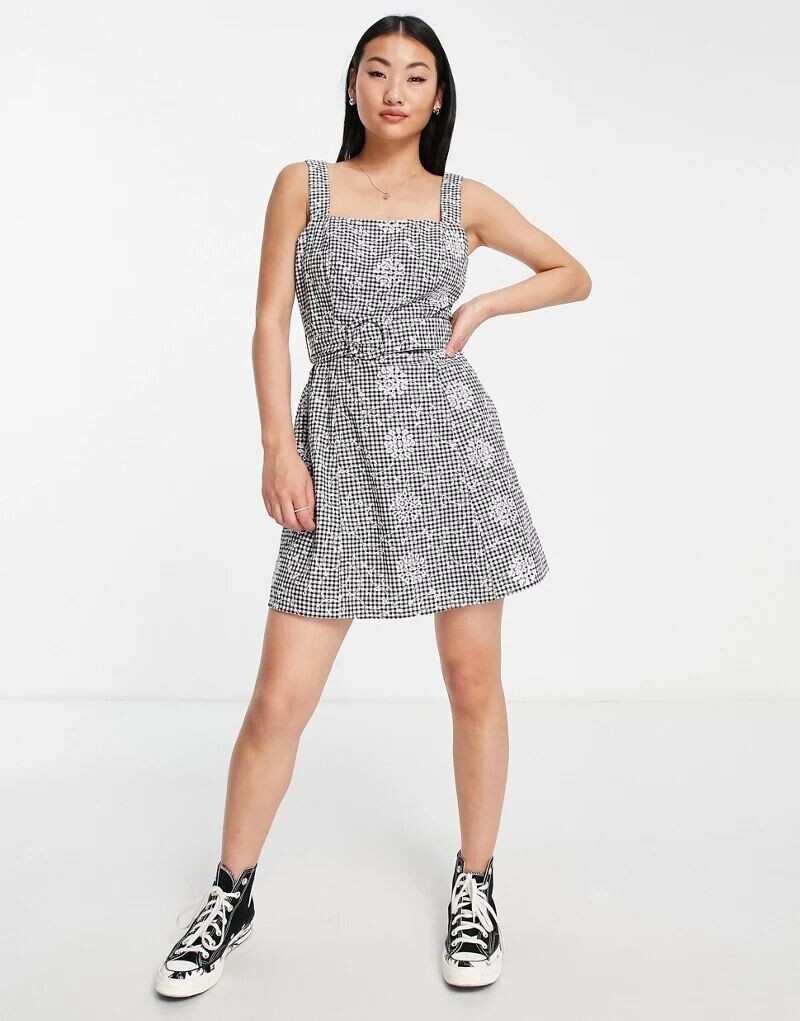 

Черно-белое мини-платье в мелкую клетку с вышивкой Miss Selfridge