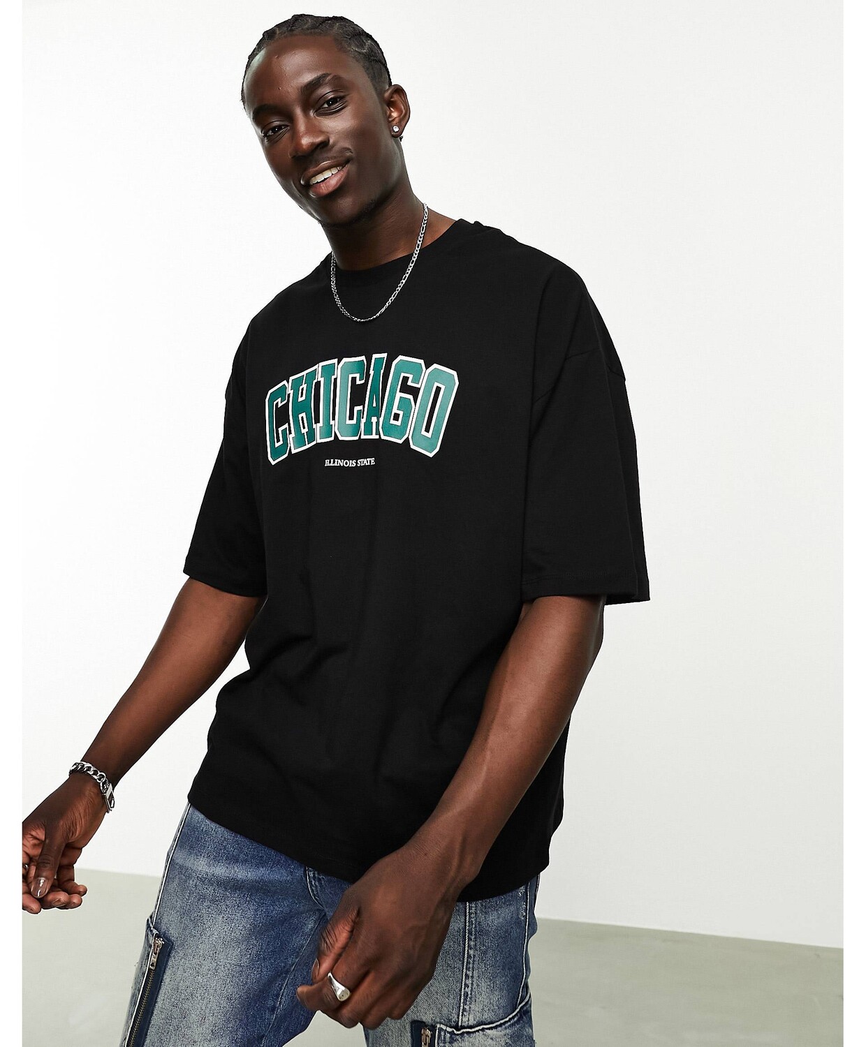 

Черная футболка свободного кроя с принтом Чикаго спереди ASOS DESIGN