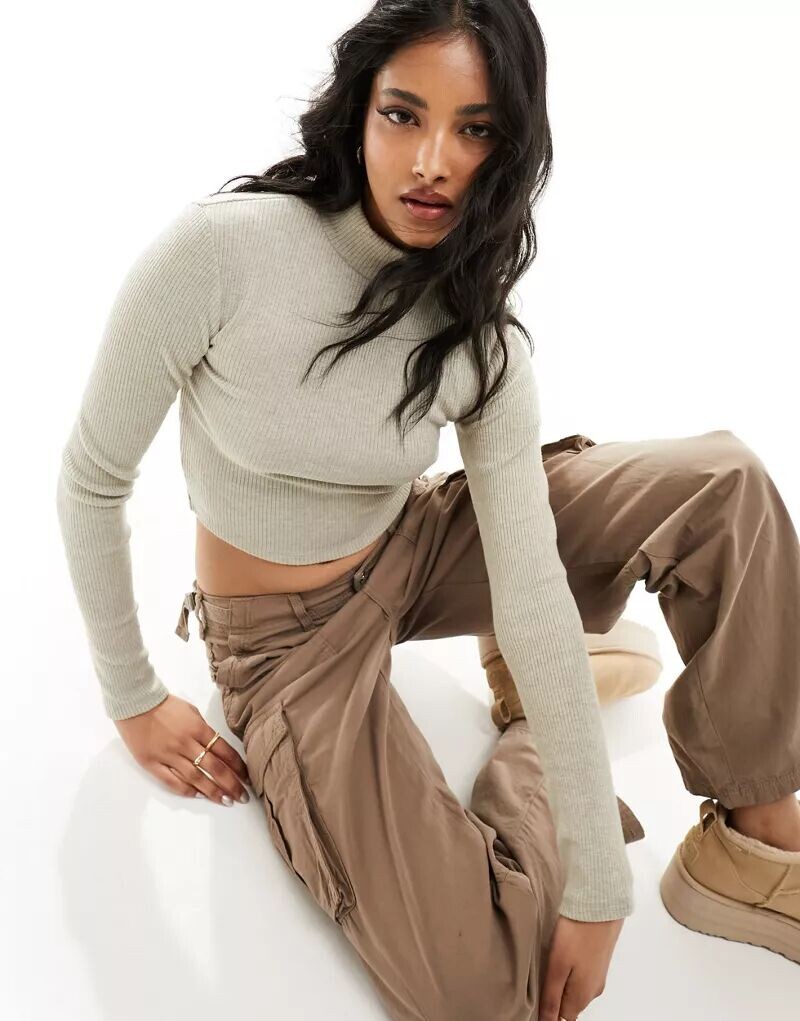 

Короткая водолазка тонкой вязки Pull&Bear песочного цвета