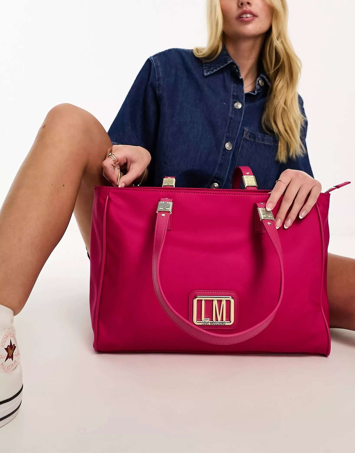 

Большая нейлоновая сумка-тоут Love Moschino ярко-розового цвета