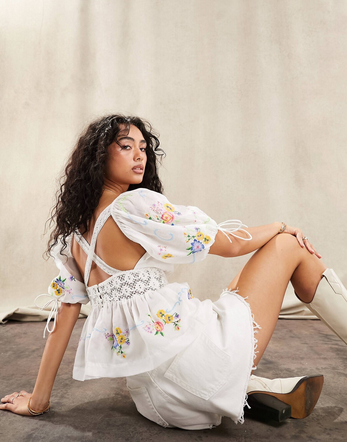 

Белая кружевная блуза с вышивкой ASOS DESIGN