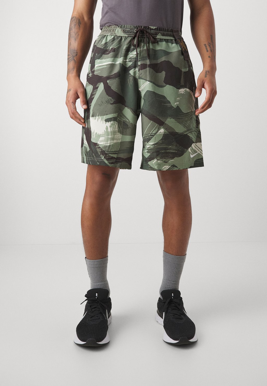 Спортивные шорты Form Short Camo Nike, цвет oil green/velvet brown/white