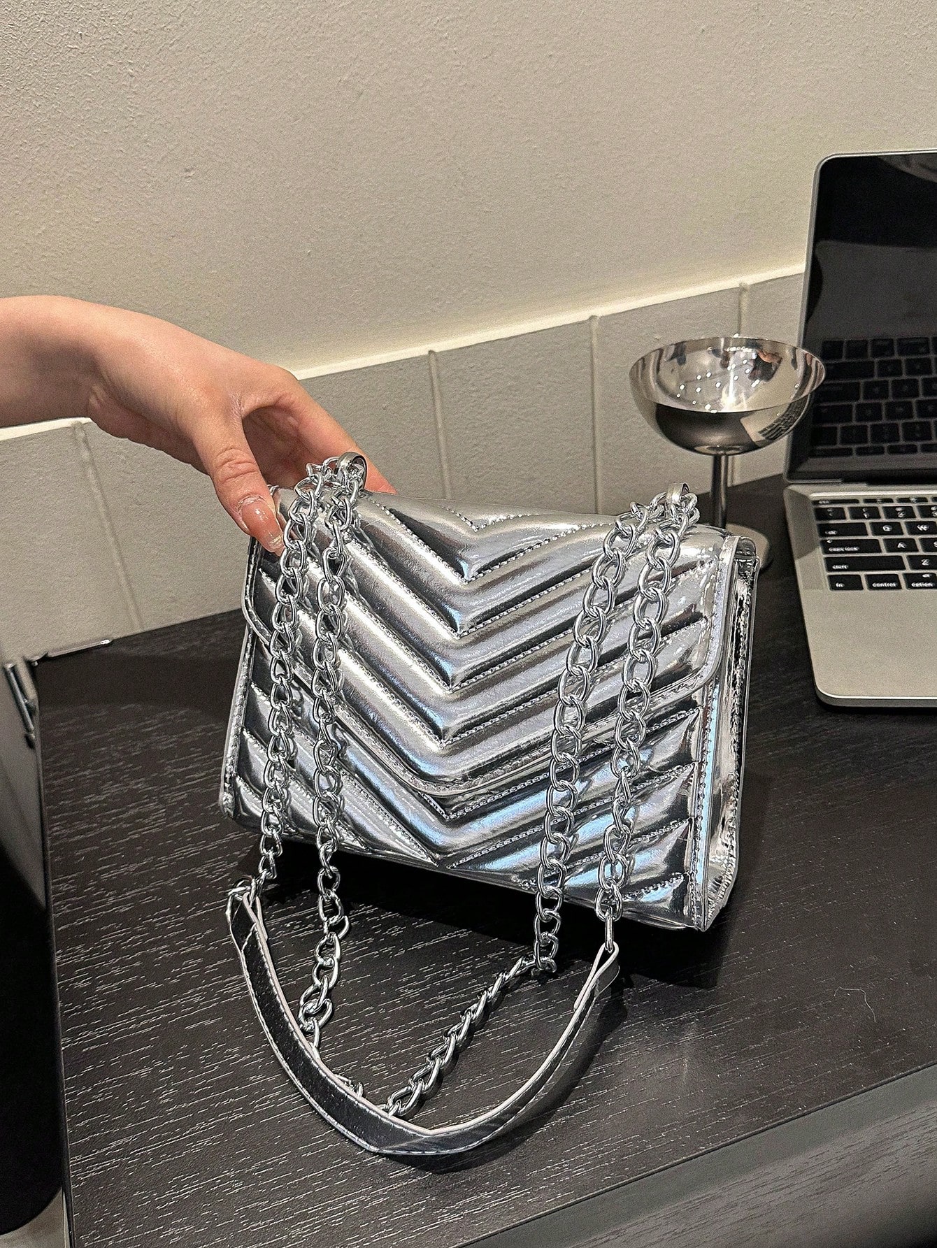 Миниатюрная сумка Funky Square с шевронным стеганым ремешком-цепочкой, серебро