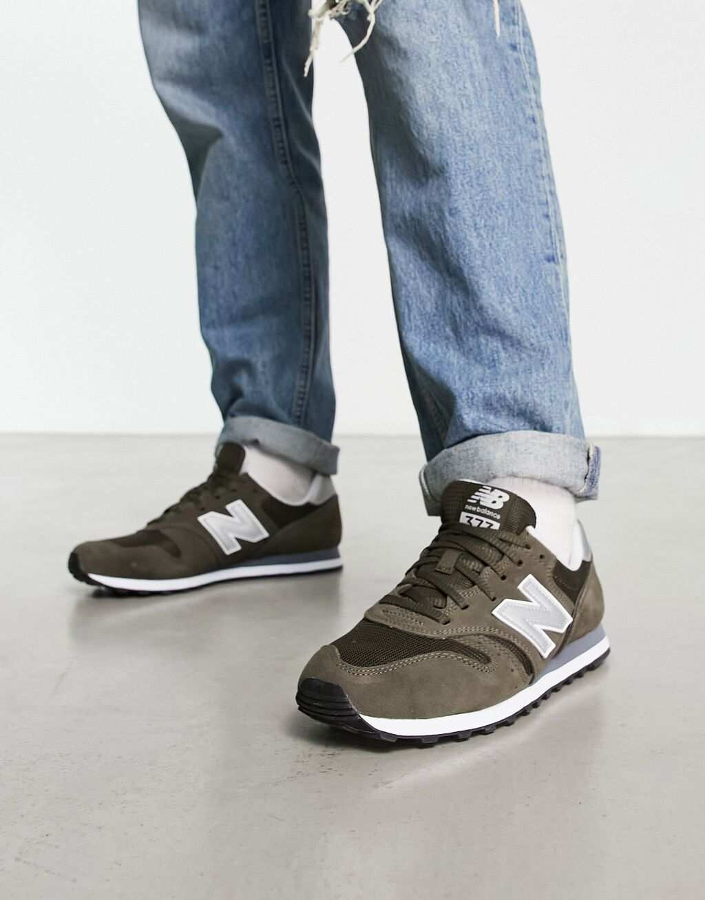 

Кроссовки New Balance 373 цвета хаки и кремового цвета