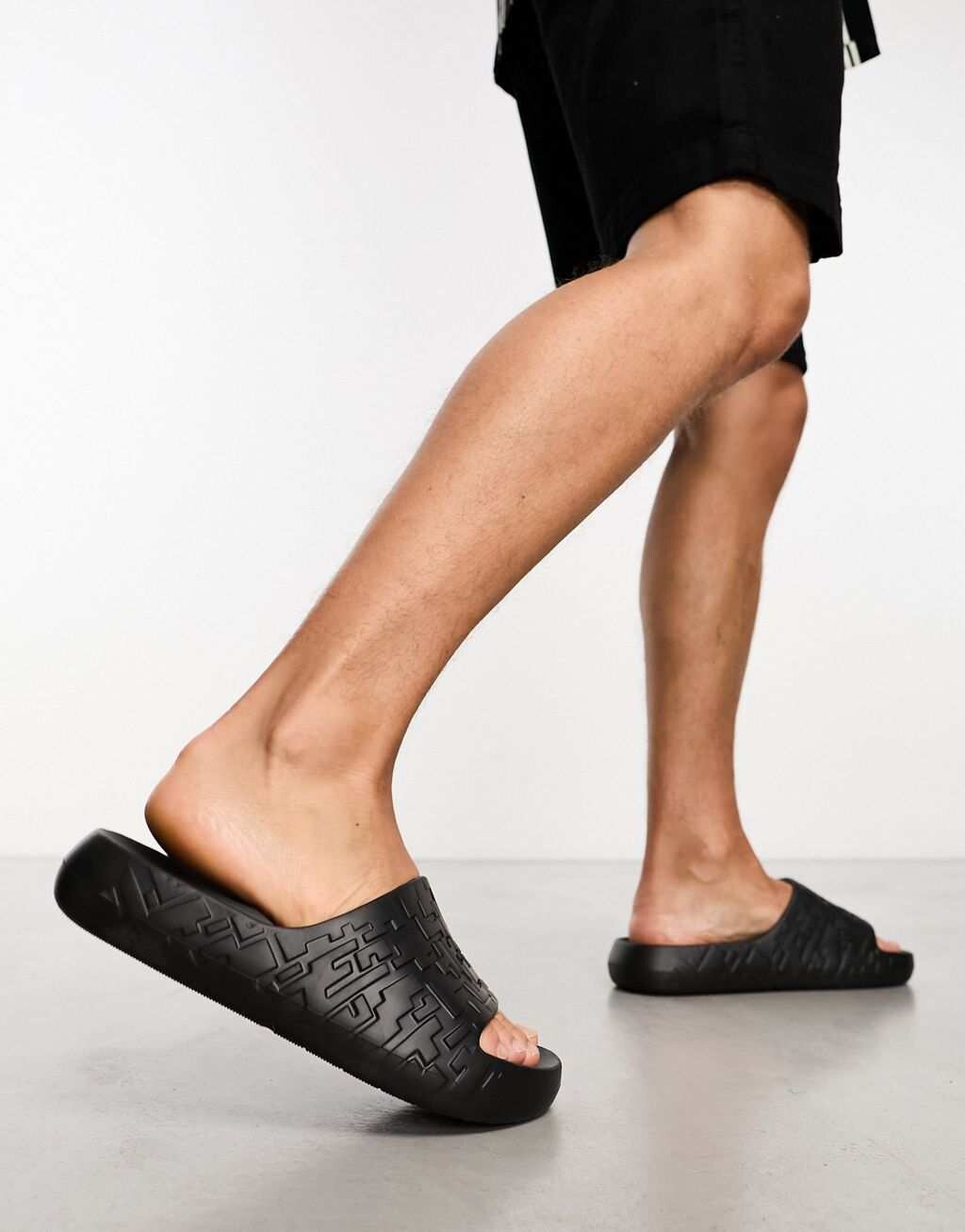 

Черные объемные шлепанцы с текстурой ASOS DESIGN