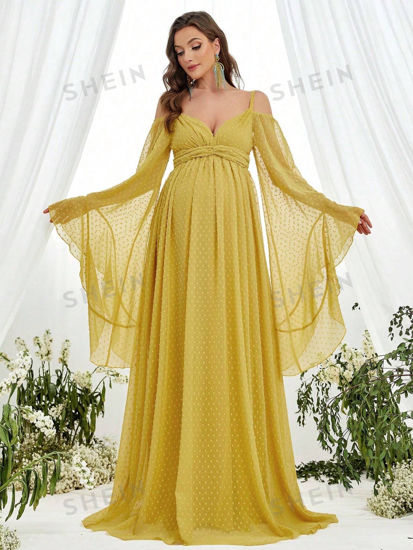 цена Платье на бретельках с открытыми плечами и расклешенными рукавами в горошек для беременных, желтый