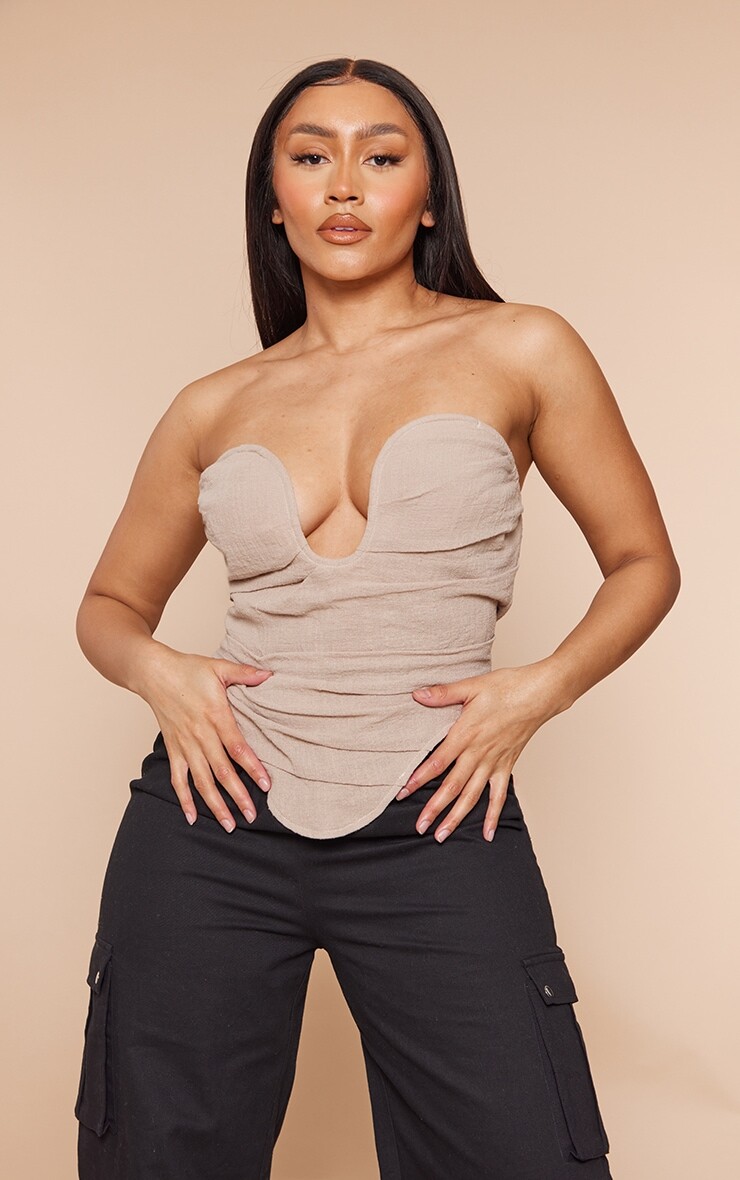

PrettyLittleThing Корсет Shape Taupe с текстурой и глубоким вырезом и рюшами