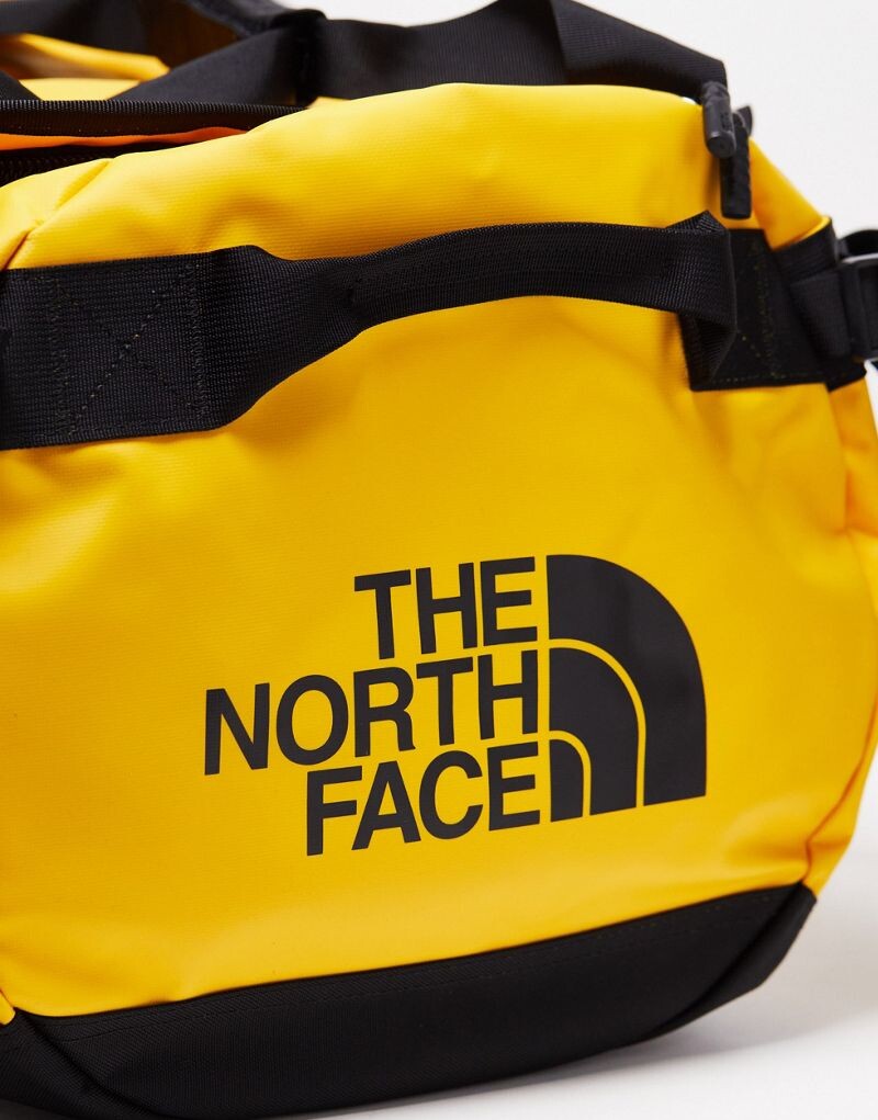 

Желтая спортивная сумка среднего размера The North Face Base Camp 71L