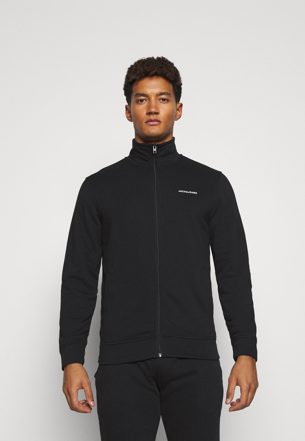 

Спортивный костюм Jack & Jones