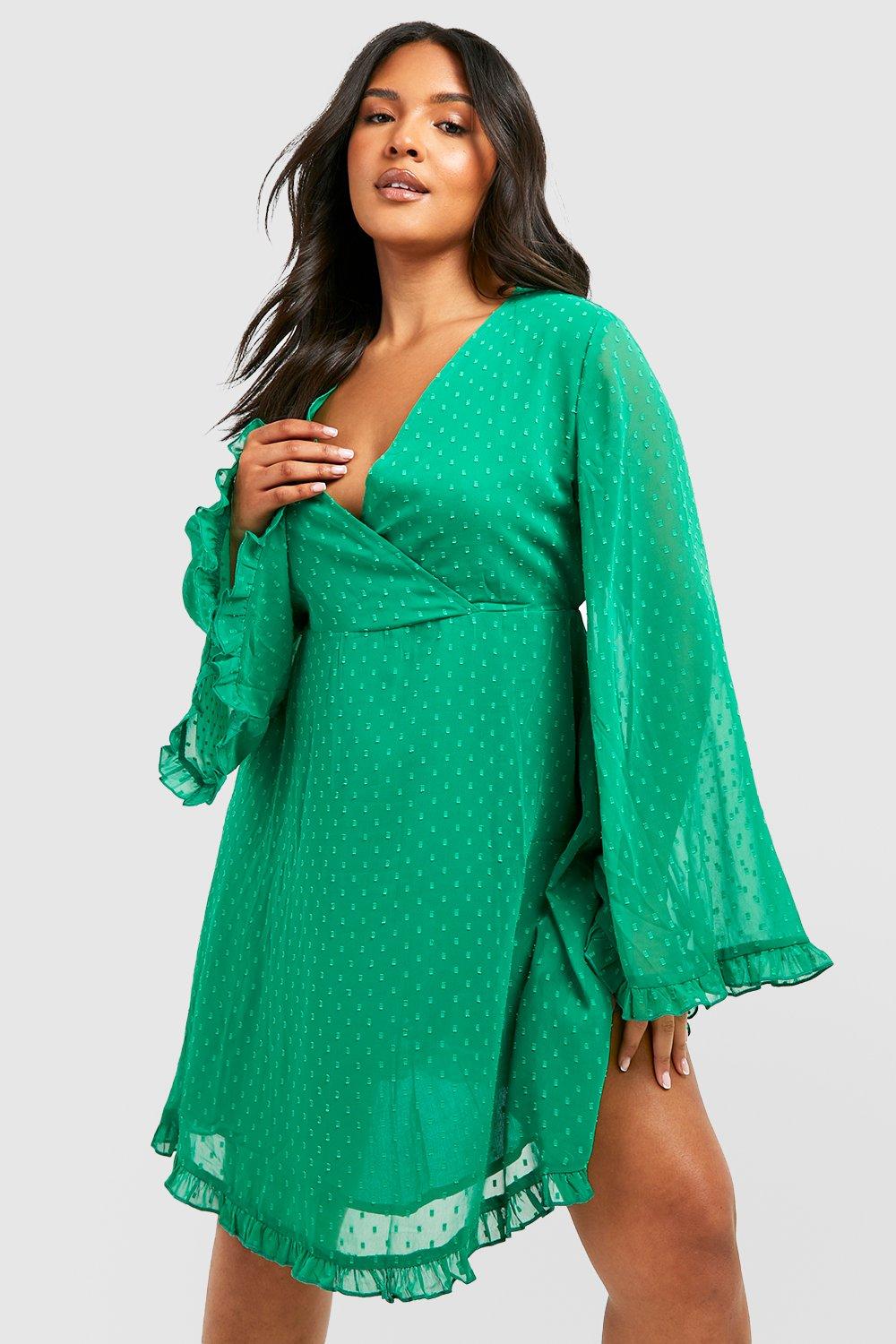 Шифоновое платье с плиссированной юбкой Plus Dobby с широкими рукавами boohoo, зеленый