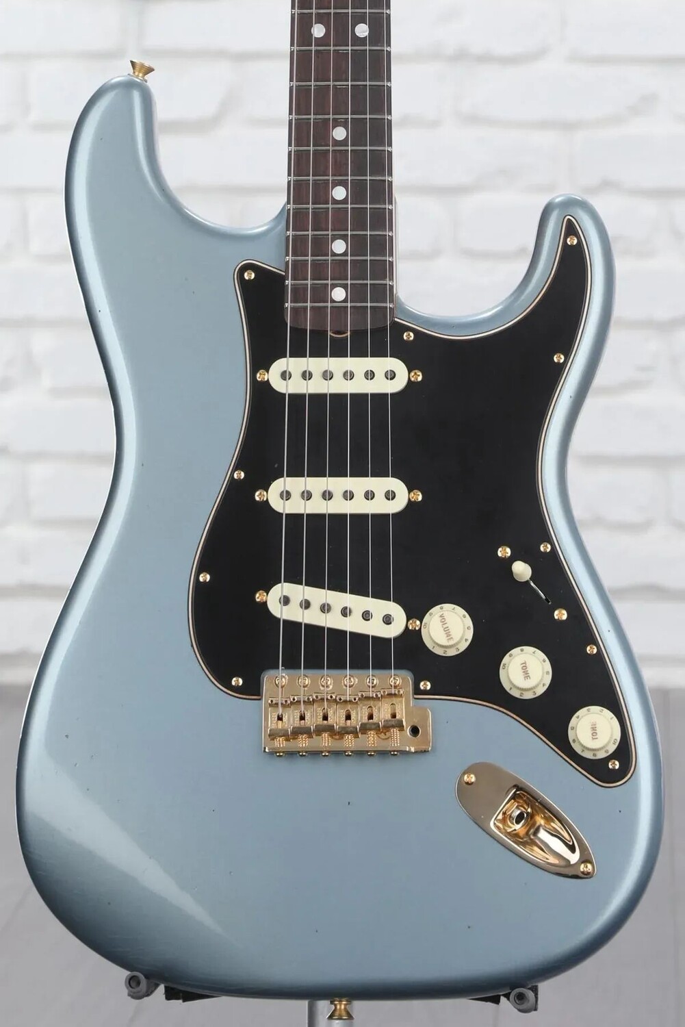 

Новая ограниченная серия Fender Custom Shop '65 с двойной магнитной гитарой Strat Journeyman Relic - Aged Blue Ice Metallic