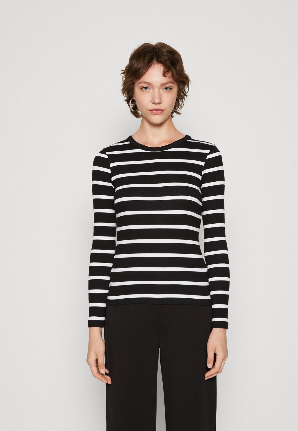 

Футболка с длинным рукавом BASIC LONG SLEEVE Gina Tricot, черный/белый