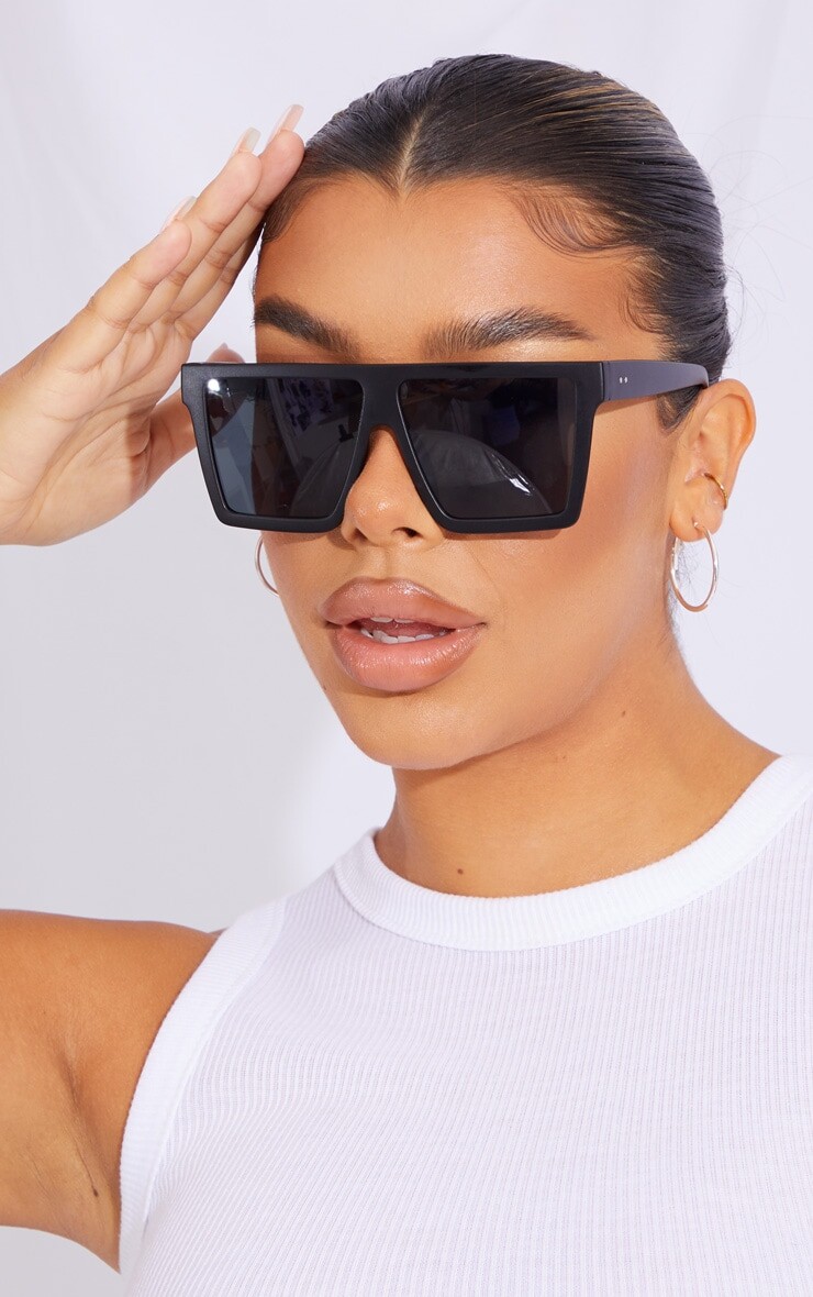 

PrettyLittleThing Черные матовые большие солнцезащитные очки на плоской решетке