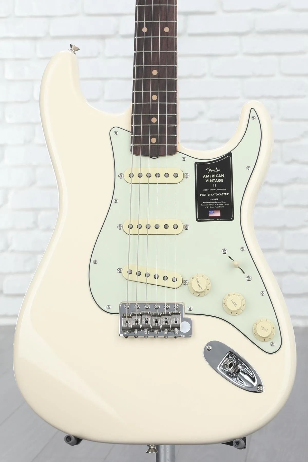 

Fender American Vintage II 1961 Stratocaster — олимпийский белый