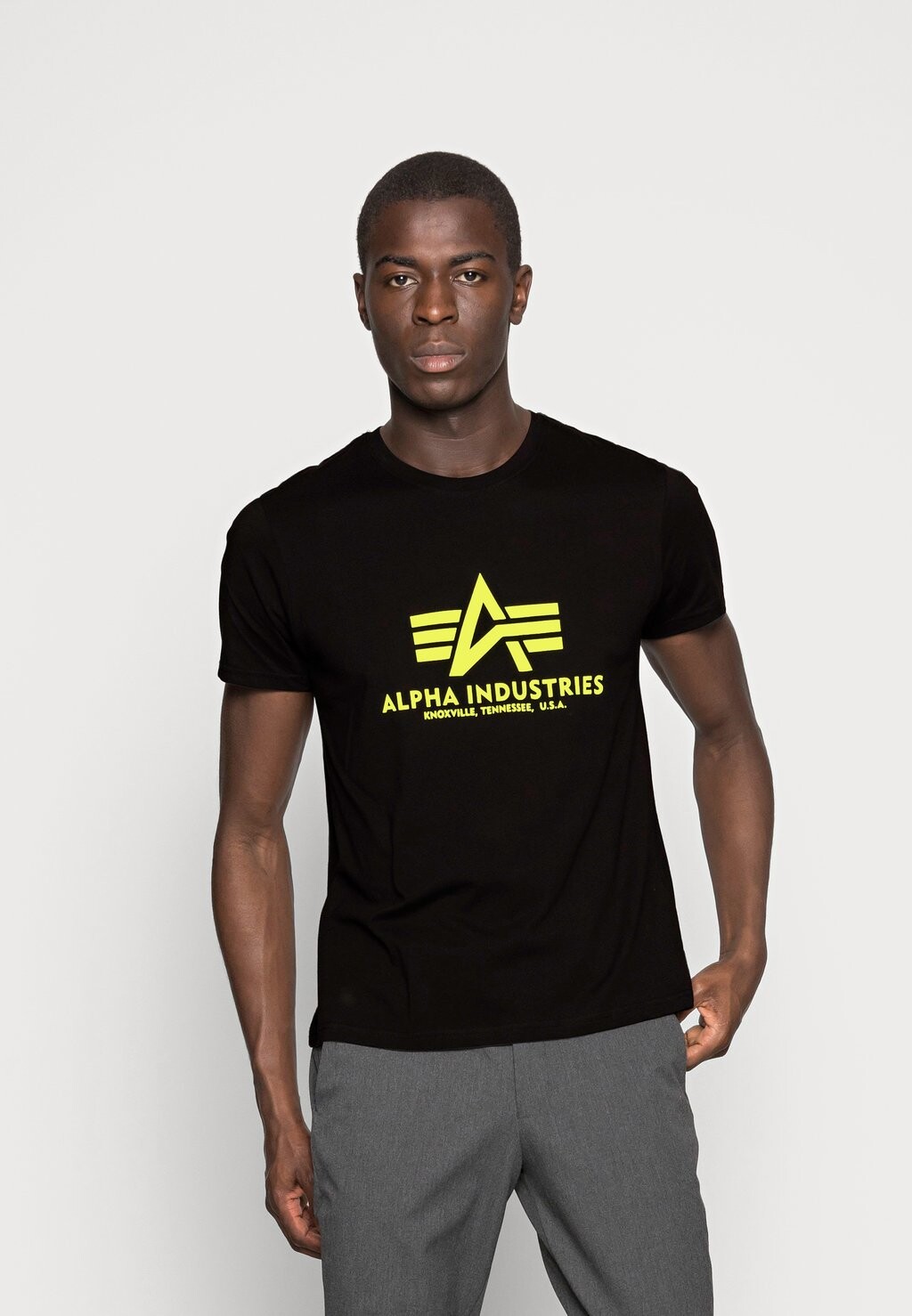 

Футболка с принтом Alpha Industries, черный